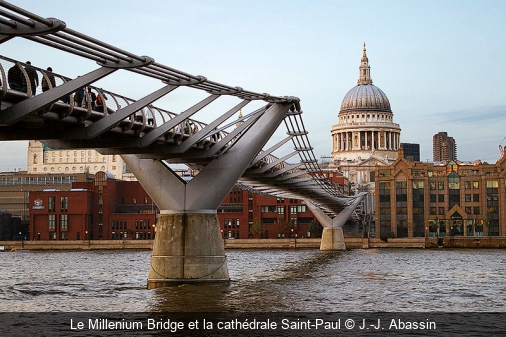 Le Millenium Bridge et la cathédrale Saint-Paul J.-J. Abassin