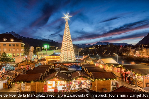 Marché de Noël de la Marktplatz avec l’arbre Zwarowski Innsbruck Tourismus / Danijel Jovanovic