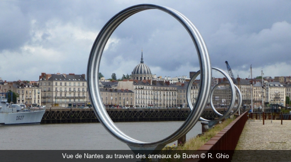 Vue de Nantes au travers des anneaux de Buren R. Ghio