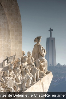 Le monument des Découvertes de Belém et le Cristo-Rei en arrière-plan Turismo de Lisboa