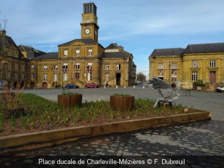 Place ducale de Charleville-Mézières F. Dubreuil