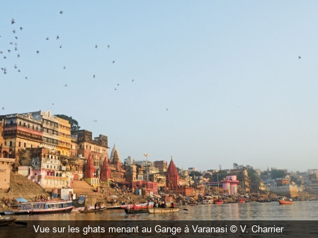 Vue sur les ghats menant au Gange à Varanasi V. Charrier