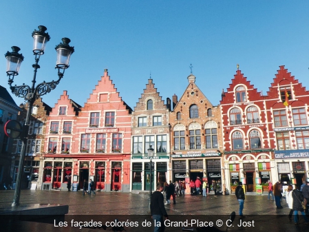 Les façades colorées de la Grand-Place C. Jost