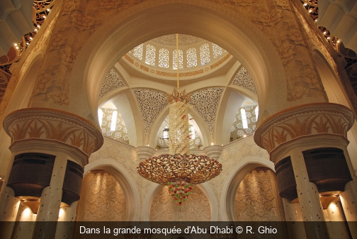 Dans la grande mosquée d'Abu Dhabi R. Ghio