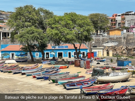 Bateaux de pêche sur la plage de Tarrafal à Praia V. Duclaux Gaubert