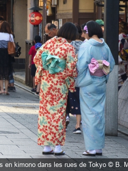 Femmes en kimono dans les rues de Tokyo B. Metzdorf