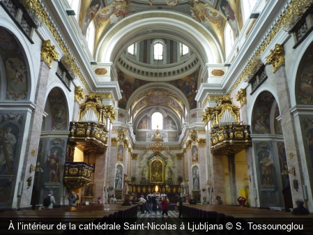 À l’intérieur de la cathédrale Saint-Nicolas à Ljubljana S. Tossounoglou