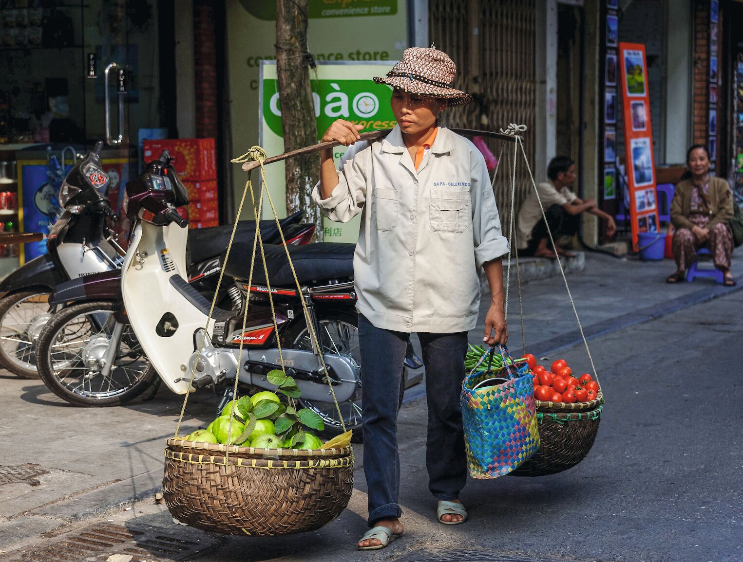 Femme viet dans les rues de Hanoi peuples etnies