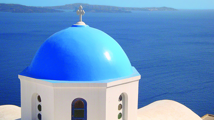 Vue de la coupole d’une église à Oia, sur l’île de Santorin, en Grèce