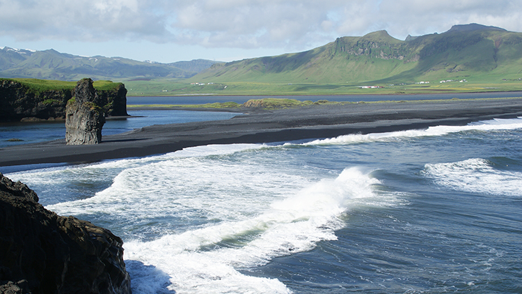 Sable noir et roches basaltiques à Mýrdalur, en Islande