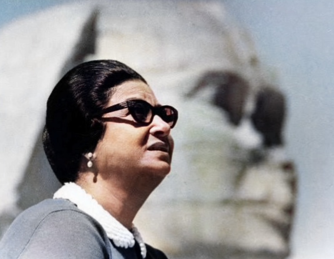 Oum Kalthoum devant le Sphinx en Égypte