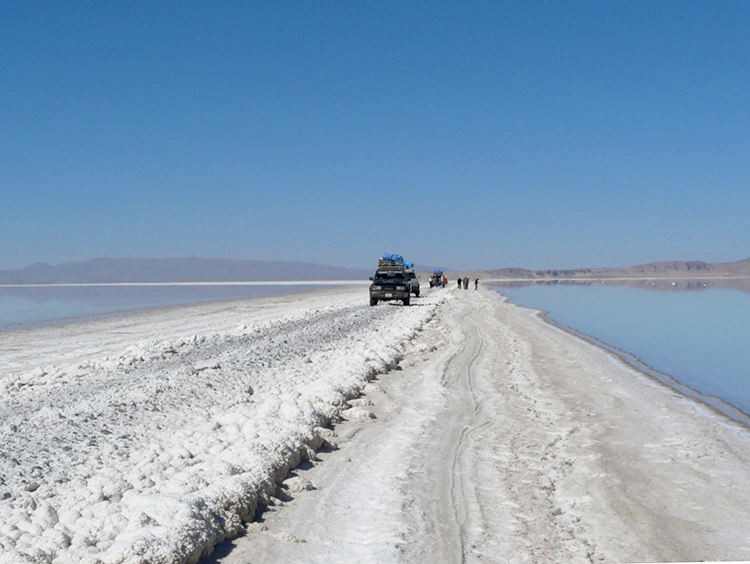 4x4 dans le Salar d'Uyuni Bolivie Pérou Arts et Vie voyages culturels 