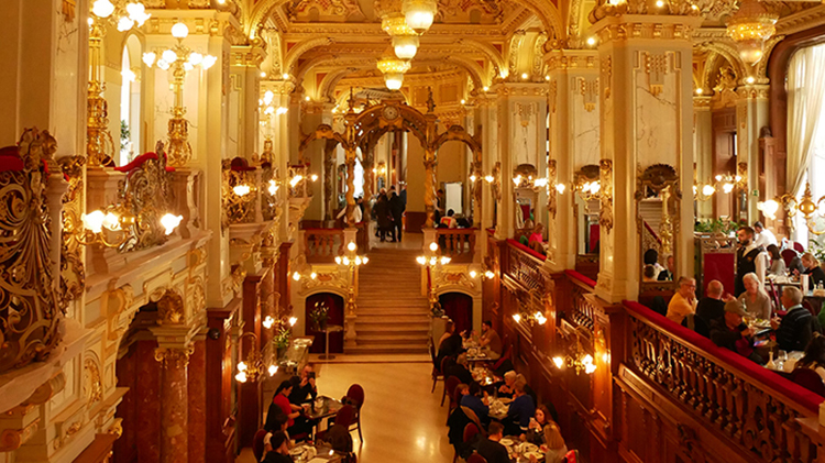 à l'intérieur du Café New York à Budapest