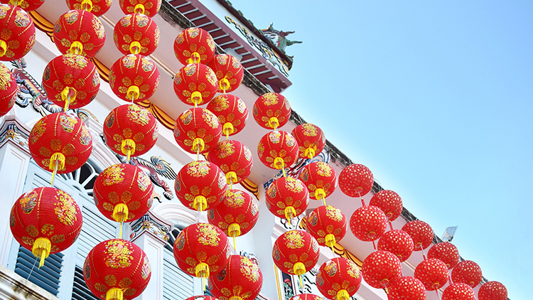 Lanternes rouges à l’entrée d’un temple en Chine