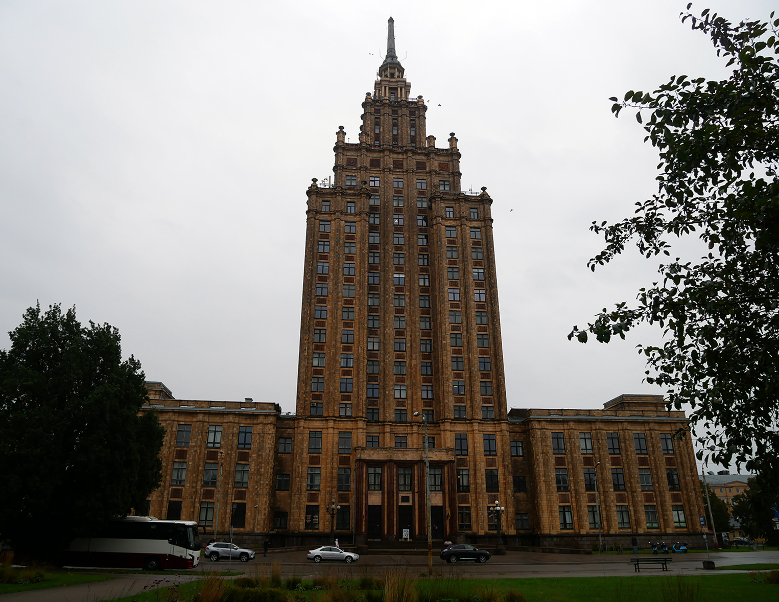 Le Palais de la Culture et de la Science à Riga, gratte-ciel d'architecture stalinienne, vestige de l’occupation soviétique