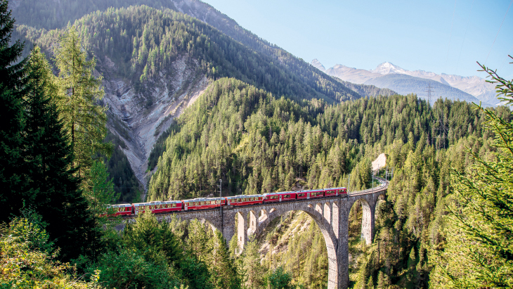 Le Bernina Express, fameux train suisse, traversant un viaduc