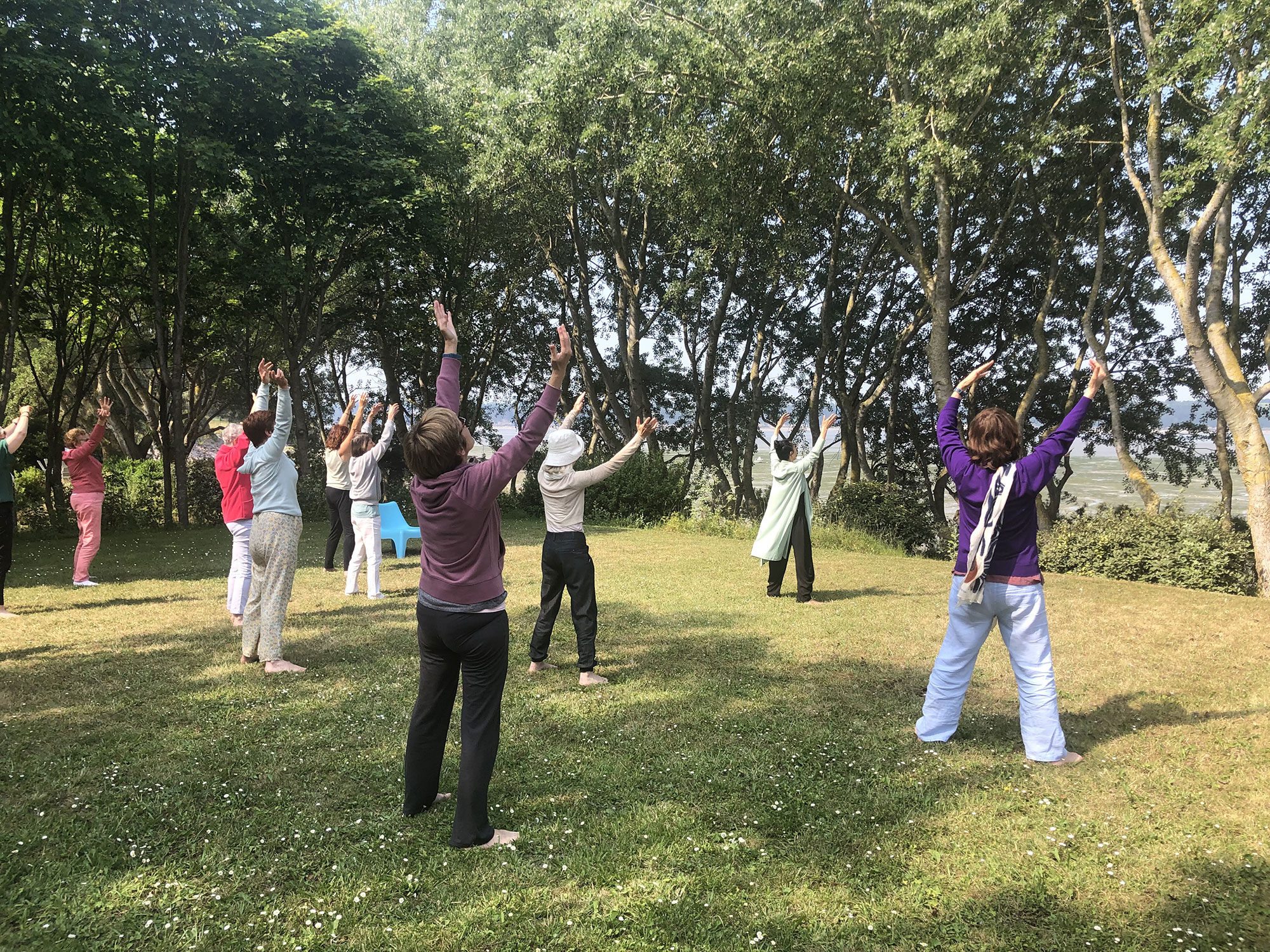 Groupe de yoga à l'Abbaye